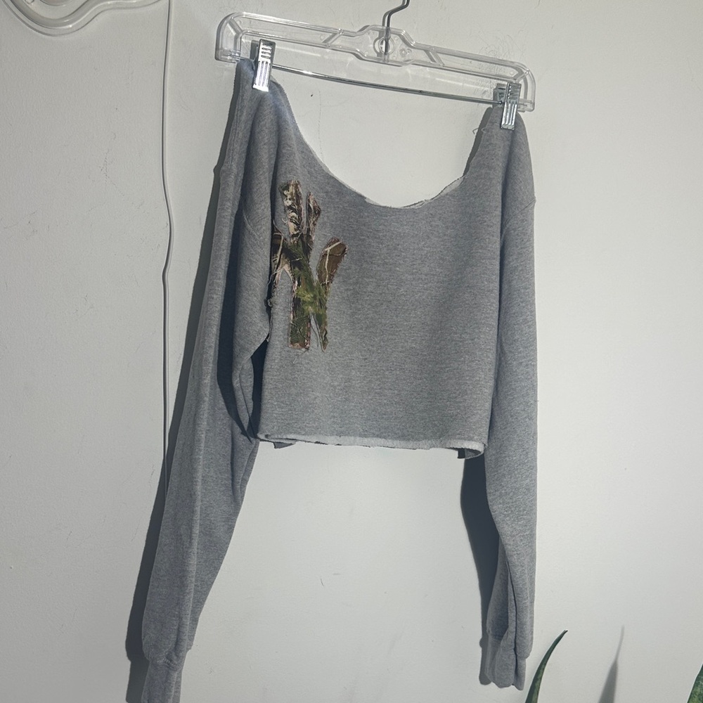 Stylish Gray Cropped Sweatshirt with Leaf Design